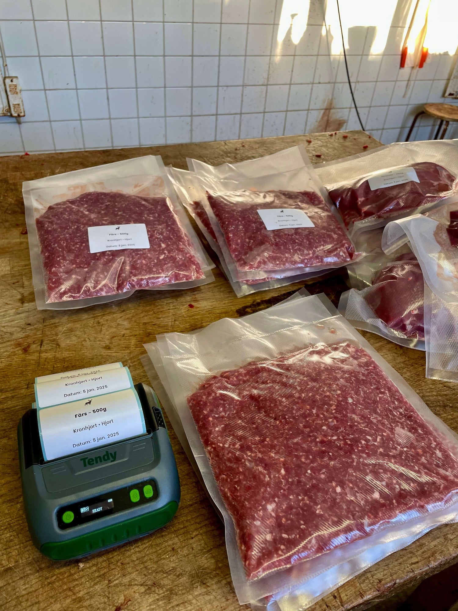 Tendy scriptor etikettskrivare med köttfärs i vakuumpåsar 
